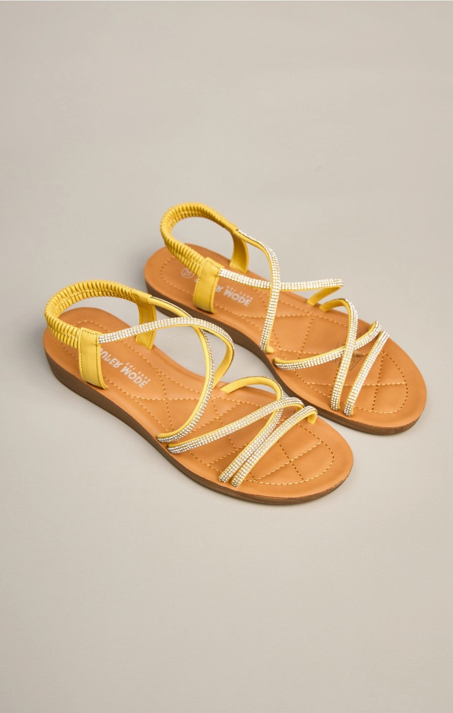 BROCK Sandales jaunes à lanières croisées ornées de strass, semelle légère, style fantaisie.