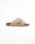 BROCK Sandales Lady Glory en suédine beige avec bride ajustable et semelle en liège, style minimaliste.