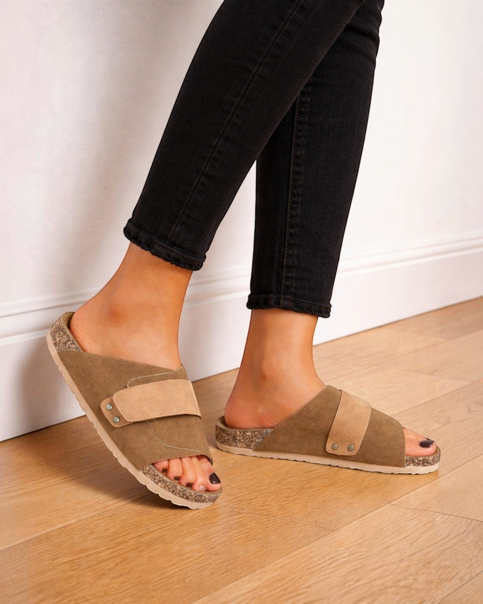 BROCK Sandales Lady Glory en suédine marron avec bride contrastante et semelle en liège. Style minimaliste et confortable.