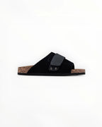 BROCK Sandales noires en suédine avec bride réglable et semelle en liège, style minimaliste.