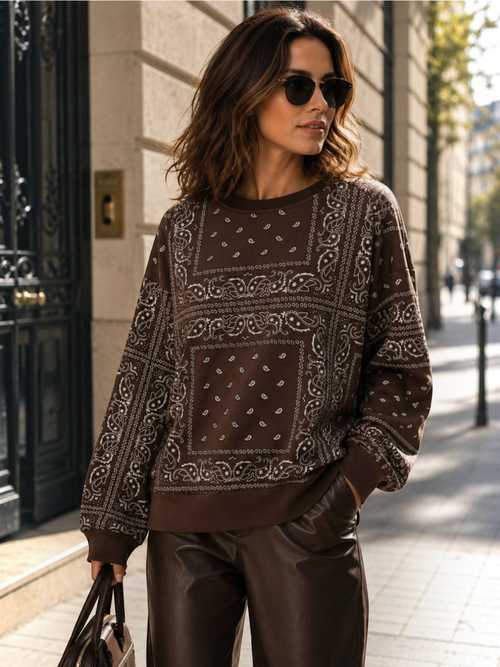 Sweat femme BROCK JOY'S FARFALLA marron à motif bandana, col rond et manches longues, porté en ville.
