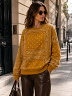 Femme portant un sweat BROCK JOY'S FARFALLA moutarde à motif bandana avec col rond et finitions bord-côte en ville