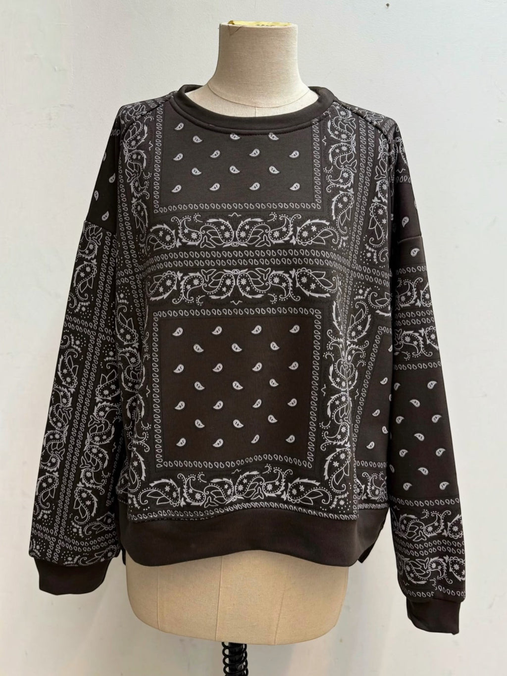 Sweat femme BROCK JOY'S FARFALLA noir à motif bandana blanc, col rond et coupe décontractée en coton mélangé