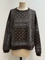 Sweat femme BROCK JOY'S FARFALLA noir à motif bandana blanc, col rond et coupe décontractée en coton mélangé