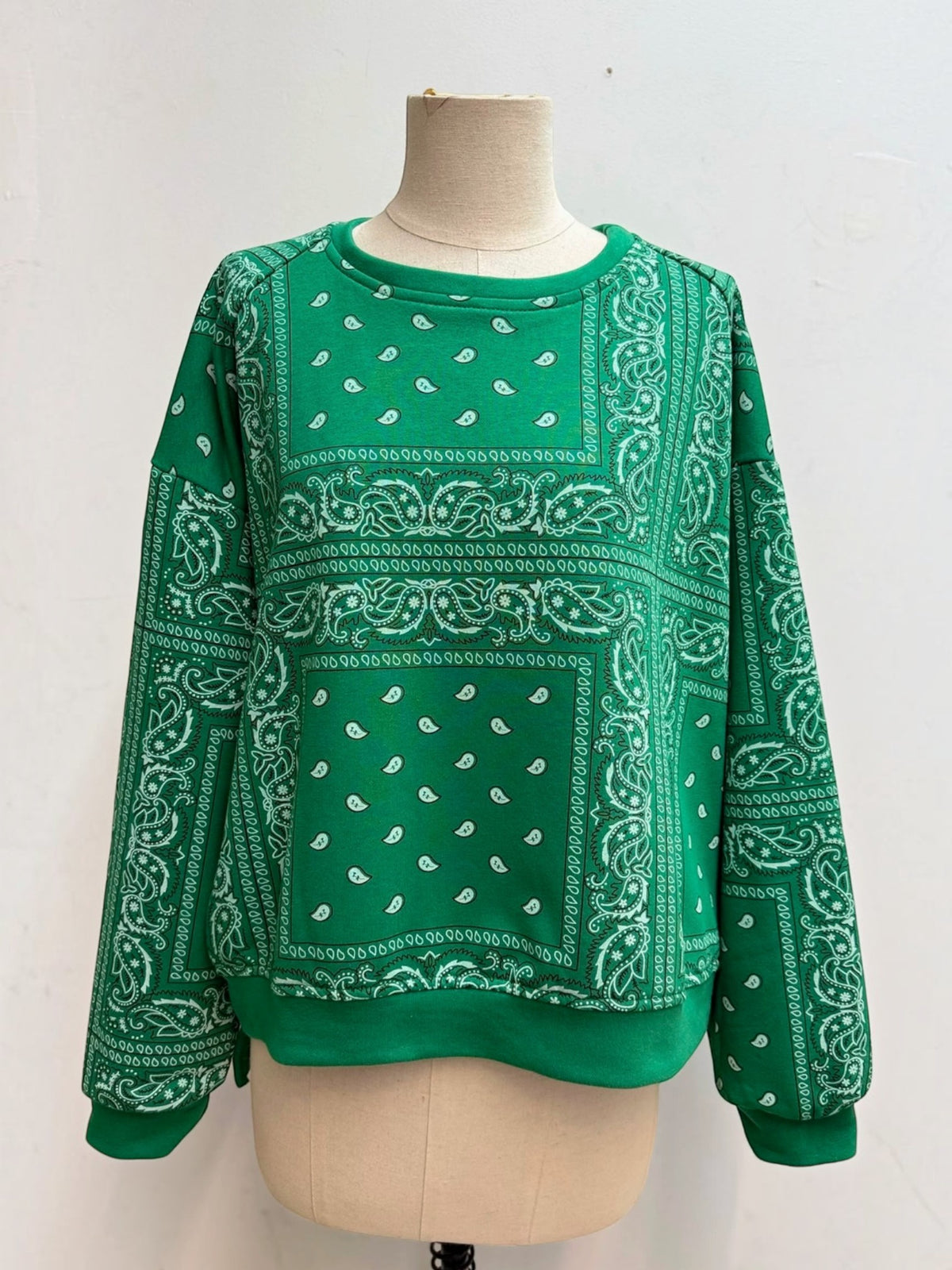 Sweat femme BROCK JOY'S FARFALLA vert à motif bandana, col rond et finitions bord-côte, coupe décontractée.