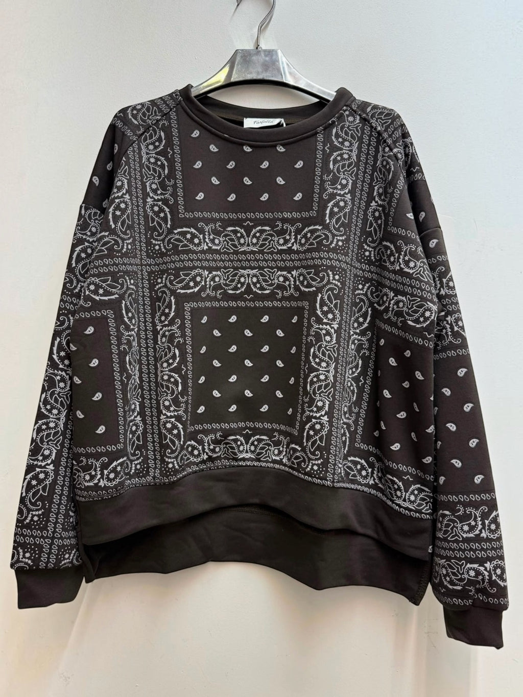 Sweat BROCK JOY'S FARFALLA noir à manches longues avec imprimé bandana blanc, coupe décontractée et col rond.
