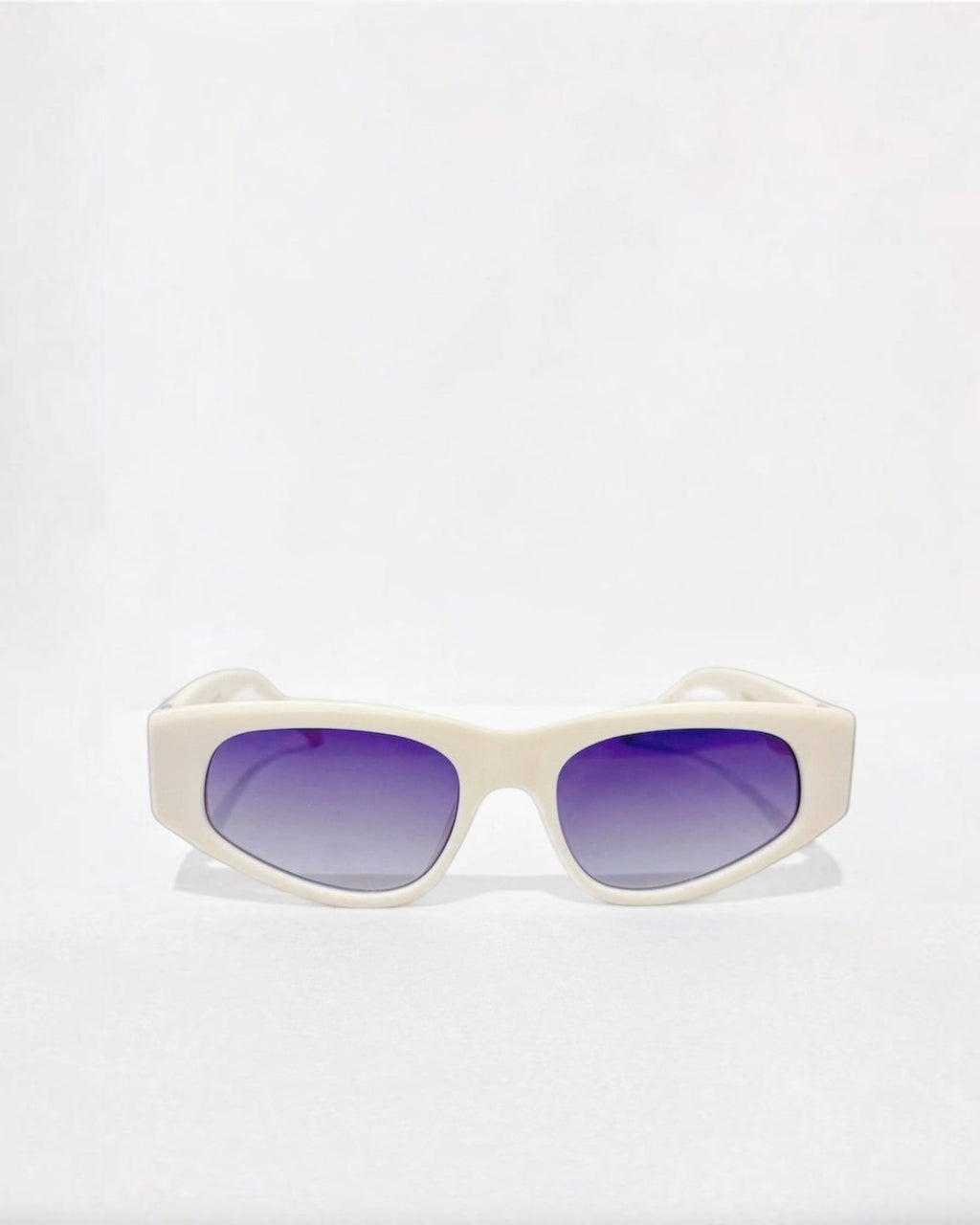 Lunettes de soleil ÉLINE L'ATELIER blanches à verres dégradés violets, monture épaisse et design moderne.