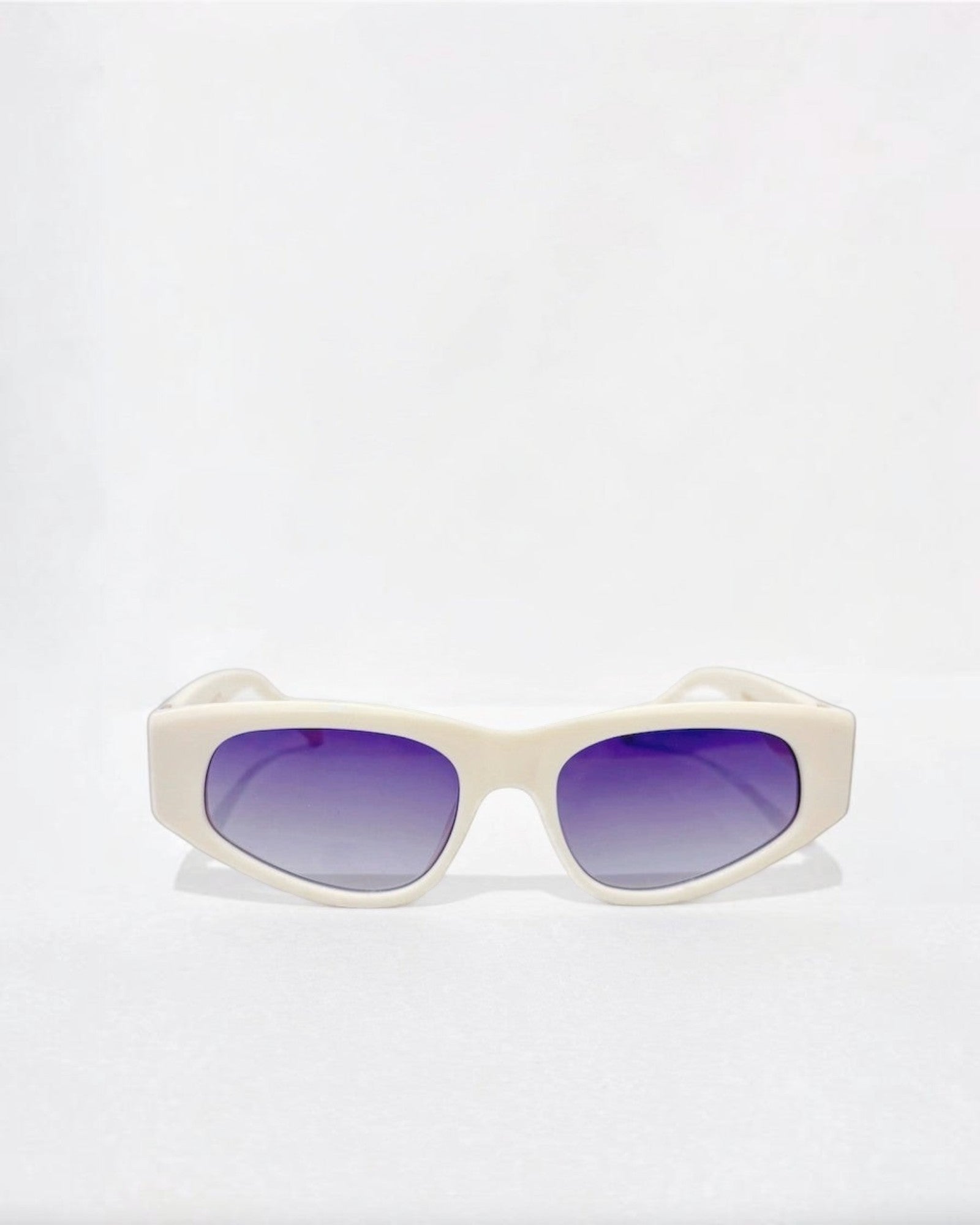 Lunettes de soleil ÉLINE L'ATELIER blanches à verres dégradés violets, monture épaisse et design moderne.