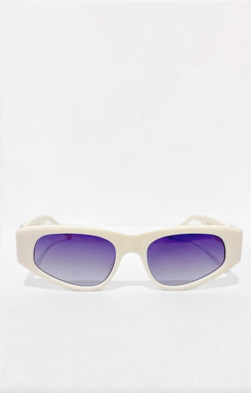 Lunettes de soleil ÉLINE L'ATELIER blanches à verres dégradés violets, monture épaisse et design moderne.