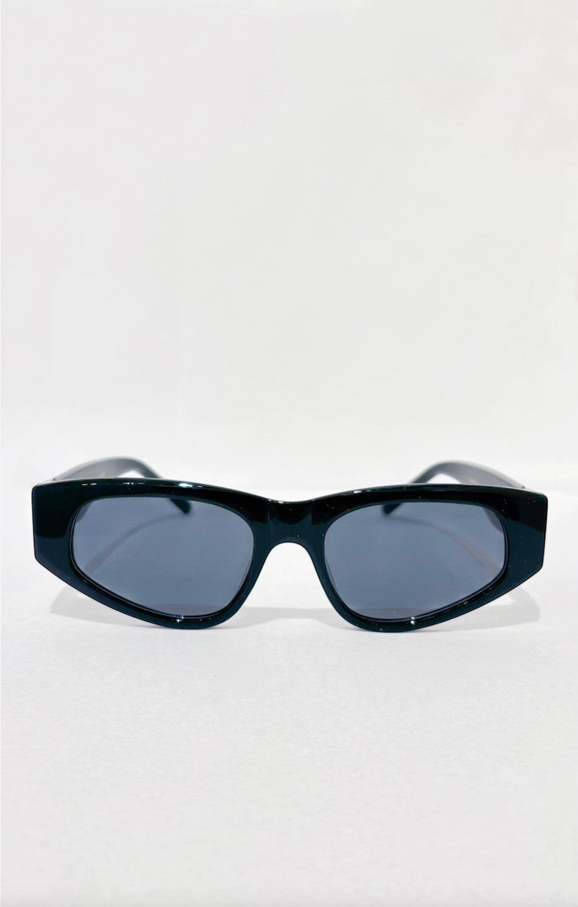 Lunettes de soleil ÉLINE L'ATELIER noires, monture épaisse et verres gris fumé, design géométrique audacieux.