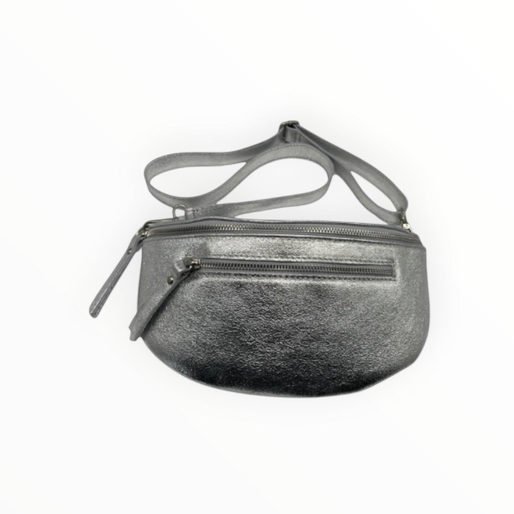 Sac banane Louisa Lee en cuir de vachette irisé argenté avec deux fermetures zippées et bandoulière réglable.
