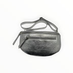 Sac banane Louisa Lee en cuir de vachette irisé argenté avec deux fermetures zippées et bandoulière réglable.