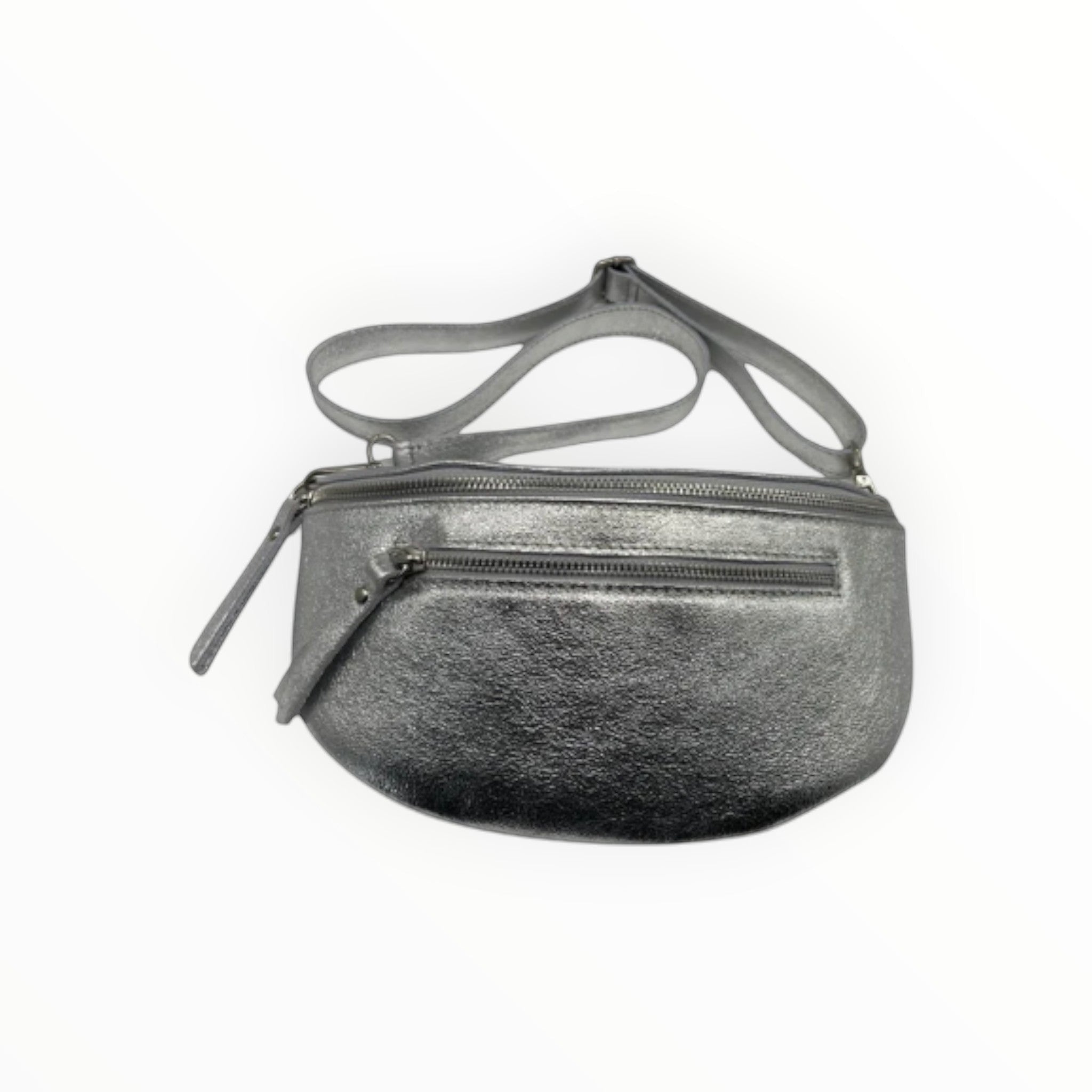 Sac banane Louisa Lee en cuir de vachette irisé argenté avec deux fermetures zippées et bandoulière réglable.