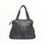 Sac à main en cuir noir tressé avec poches avant, anses élégantes et bandoulière amovible pour femme.