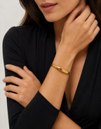 Bracelet jonc BYREN | ÉLINE L'ATELIER en acier inoxydable doré, résistant à l'eau, finition polie.