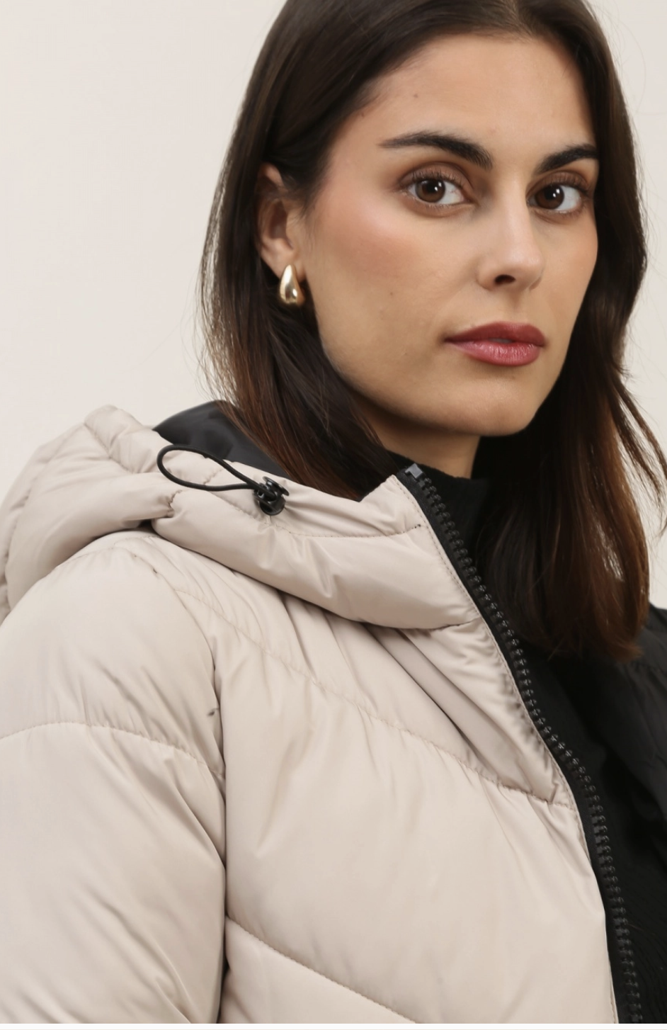 Doudoune Mi-Longue à Capuche Matelassée Chevron Attrait Paris