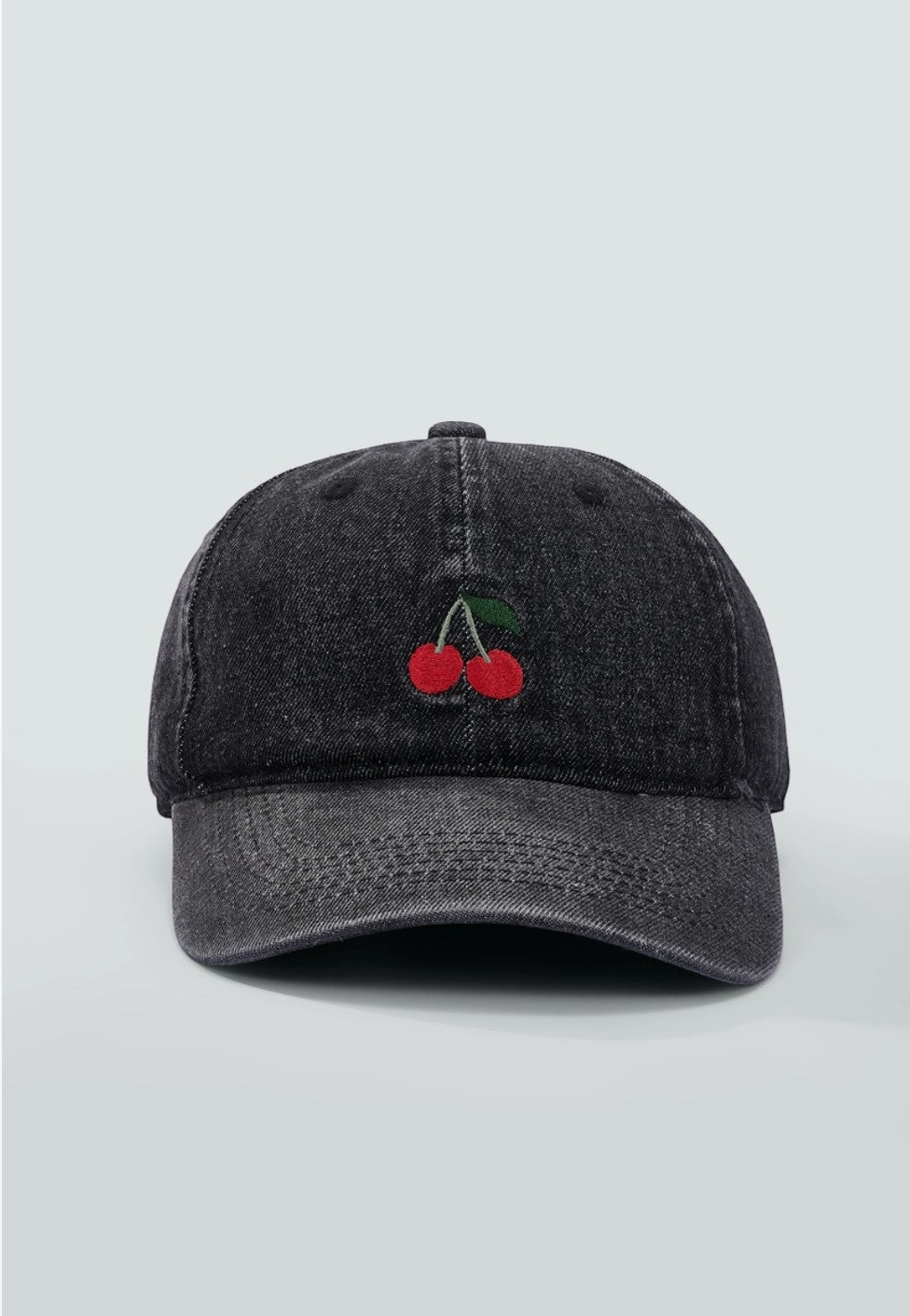 Casquette en coton noir délavé  avec broderie cerises rouges et vertes à l'avant.