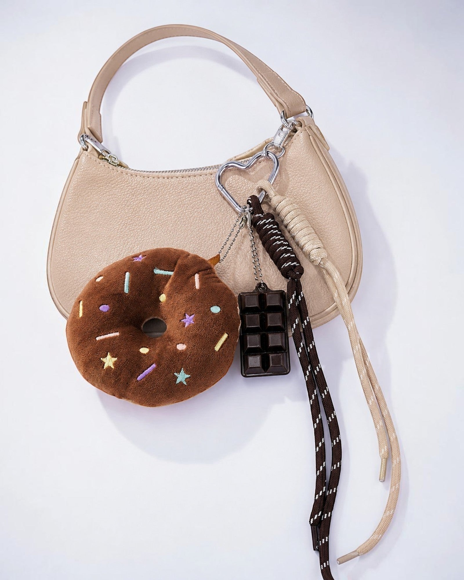 Grigri sac donut crochet taupe marron ÉLINE L'ATELIER avec barre chocolatée et cordon tressé