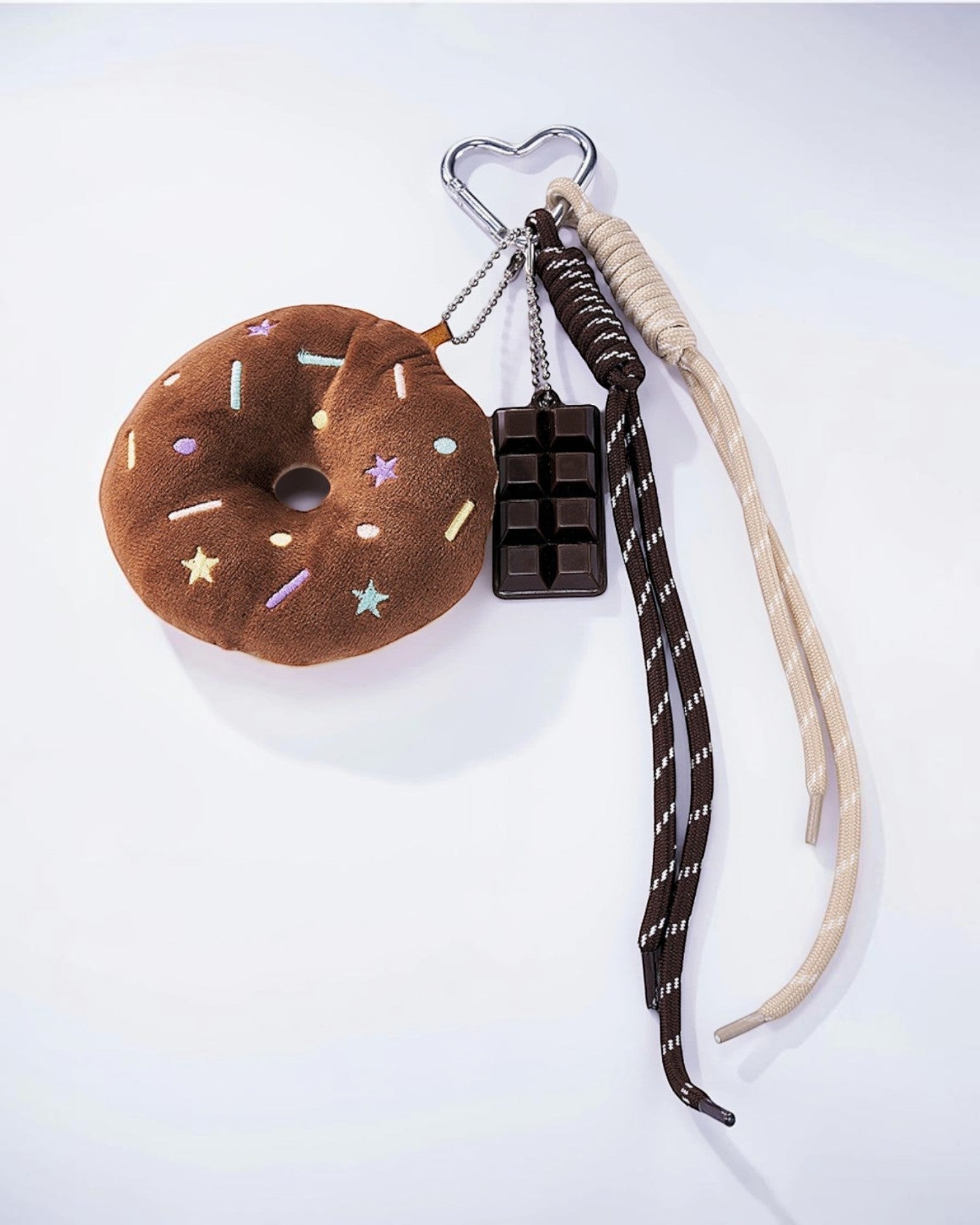 Grigri sac porte-clé donut marron chocolat avec glaçage étoiles colorées et barre chocolatée, par ÉLINE L'ATELIER
