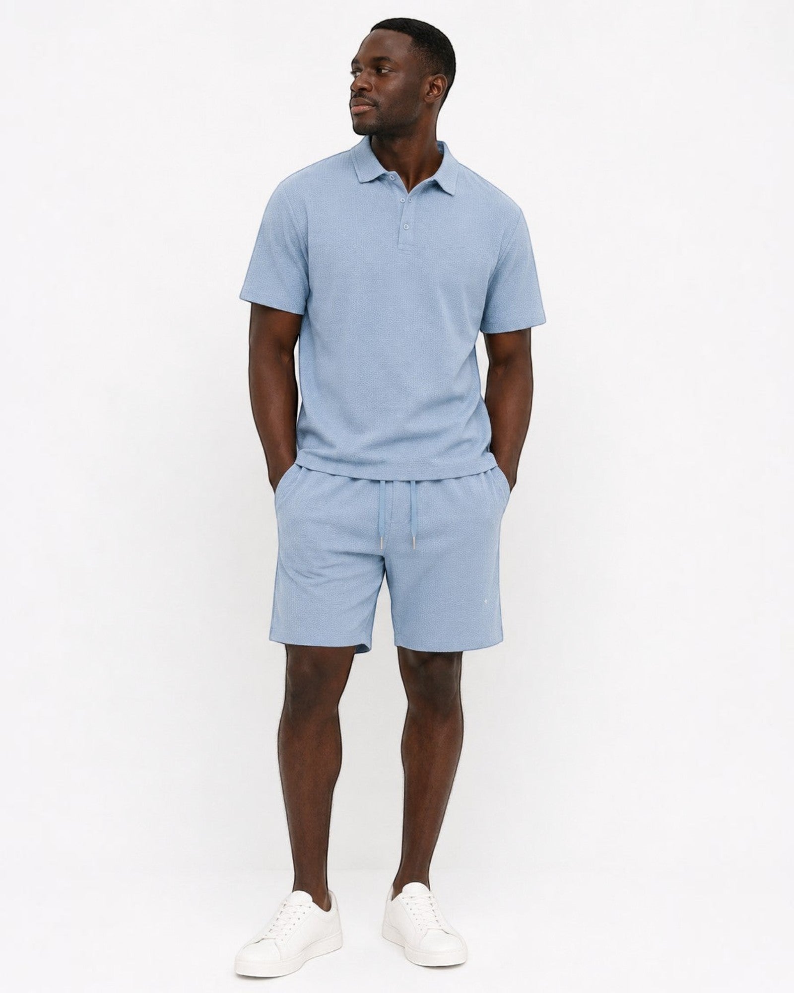 ensemble bleu ciel en polyester, polo à col boutonné et short assorti pour homme, coupe décontractée.