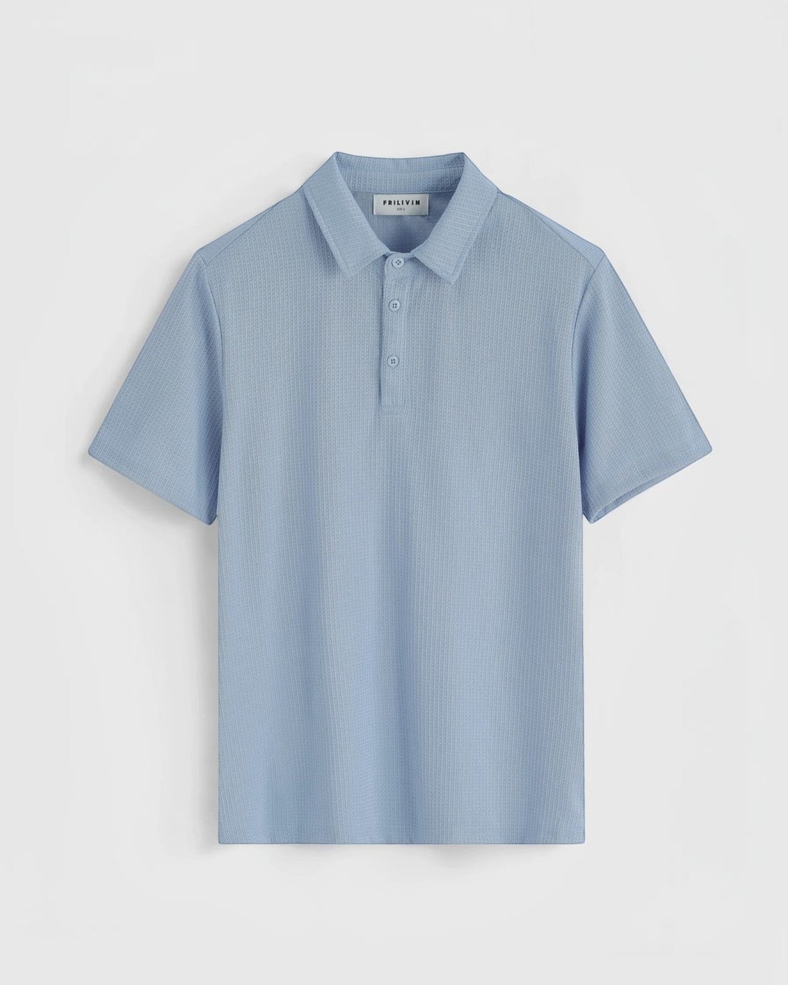 polo bleu ciel en polyester texturé, col boutonné, manches courtes, idéal pour le printemps/été.