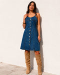 Robe Sadie R.DISPLAY

La robe Sadie est une robe en denim à bretelles fines au style casual chic avec une note rétro. Sa coupe droite légèrement évasée et ses détails métalliques lui confèrent une allure féminine, moderne et facile à porter au quotidien.
