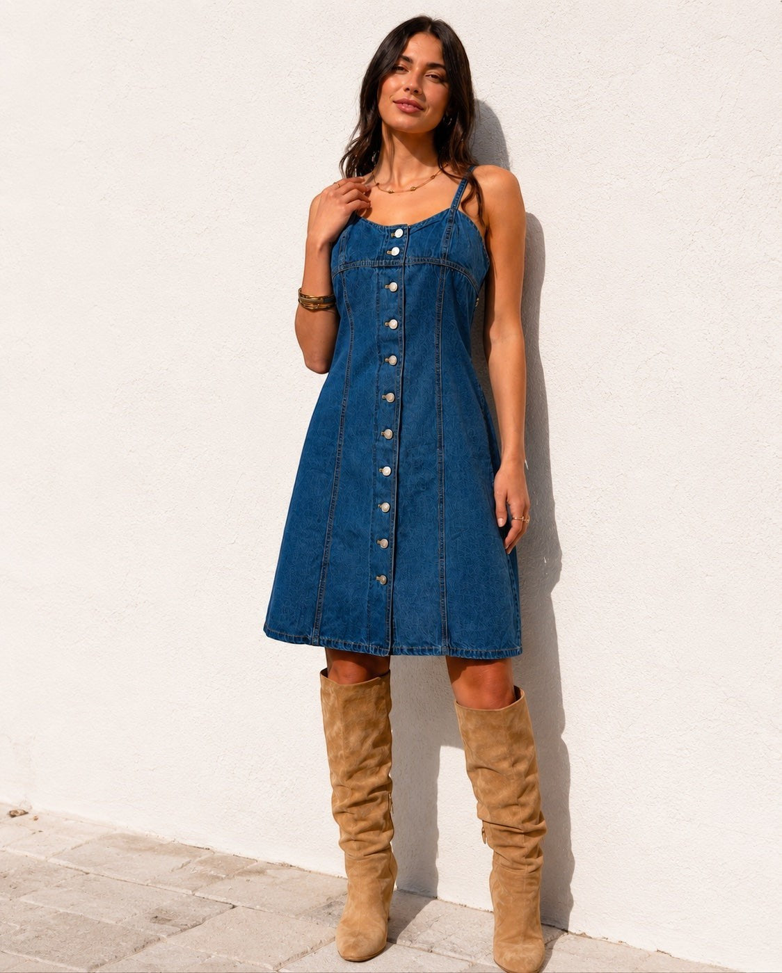 Robe Sadie R.DISPLAY

La robe Sadie est une robe en denim à bretelles fines au style casual chic avec une note rétro. Sa coupe droite légèrement évasée et ses détails métalliques lui confèrent une allure féminine, moderne et facile à porter au quotidien.