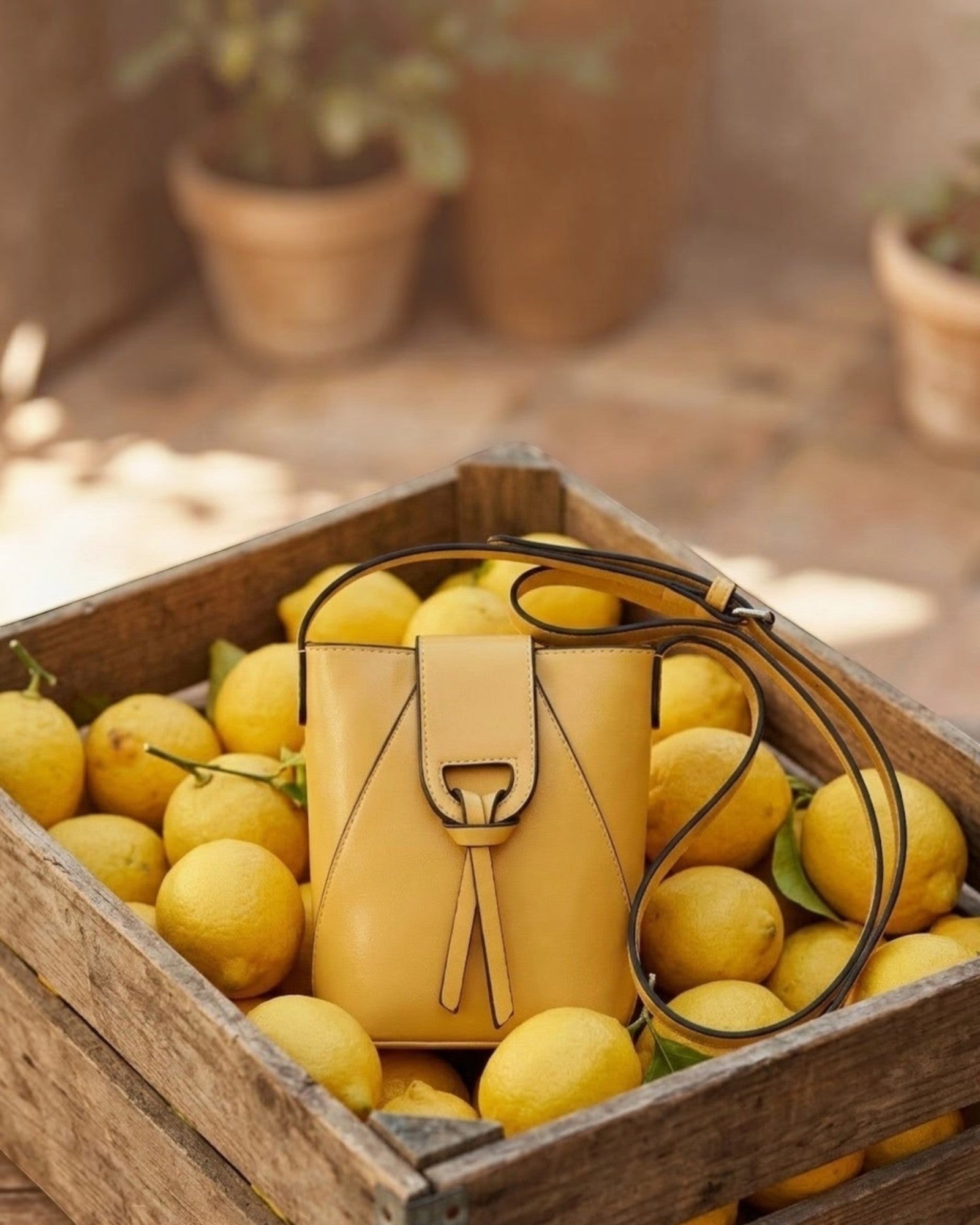 Pochette bandoulière jaune en PU de marque INES DELAURE, avec rabat et fermeture zippée, idéale pour le quotidien.