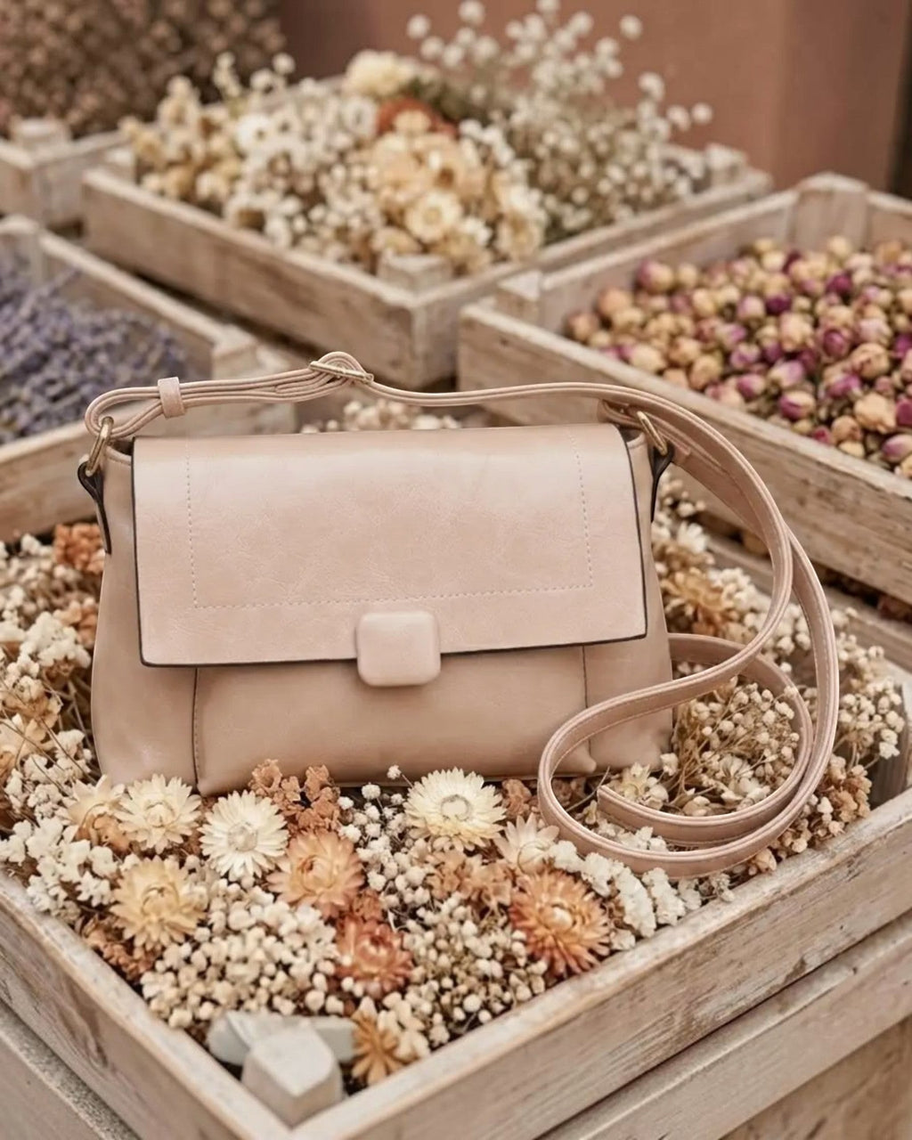 Sac bandoulière rose poudré en PU INES DELAURE avec rabat et fermeture zippée, idéal pour un usage quotidien.
