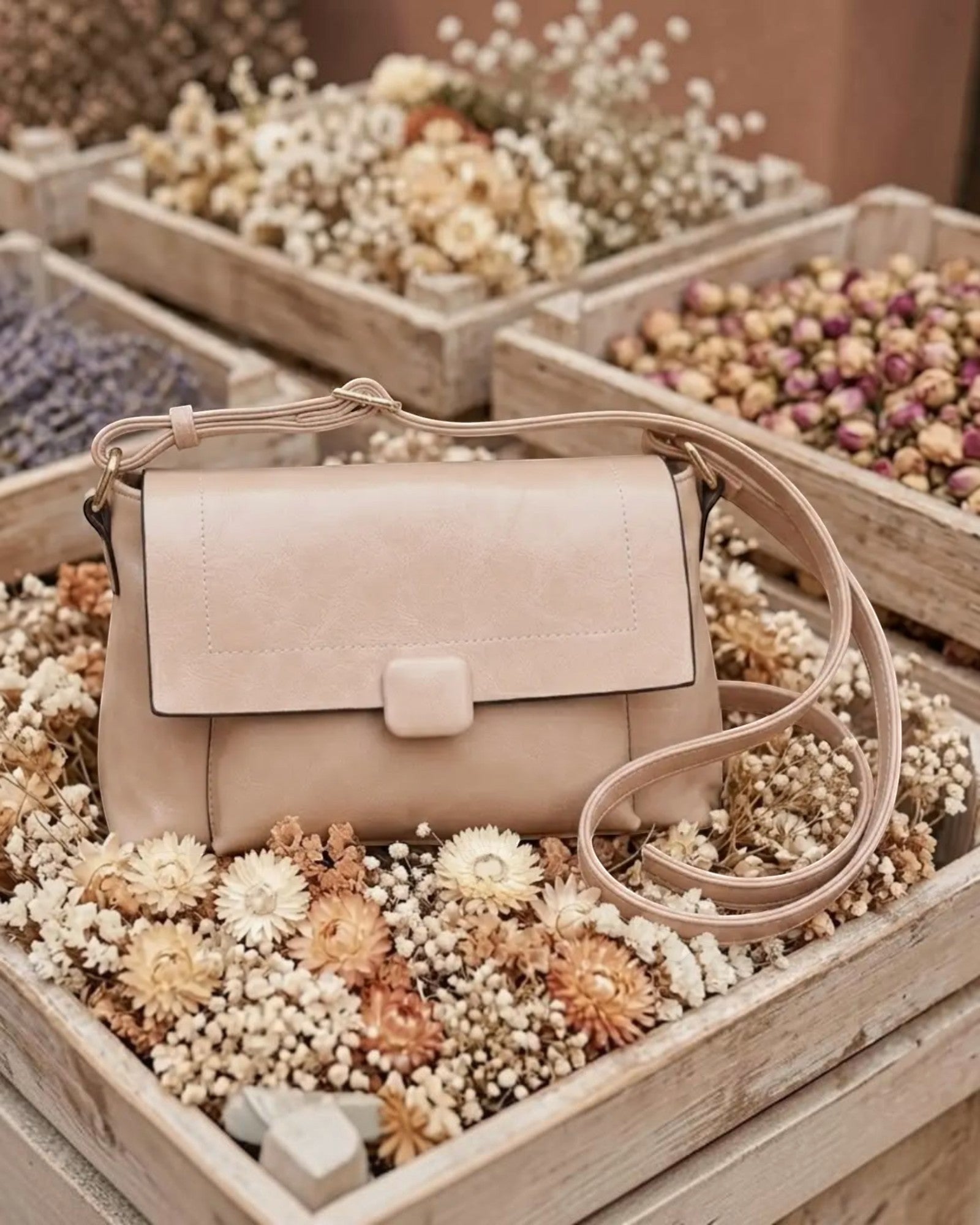 Sac bandoulière rose poudré en PU INES DELAURE avec rabat et fermeture zippée, idéal pour un usage quotidien.