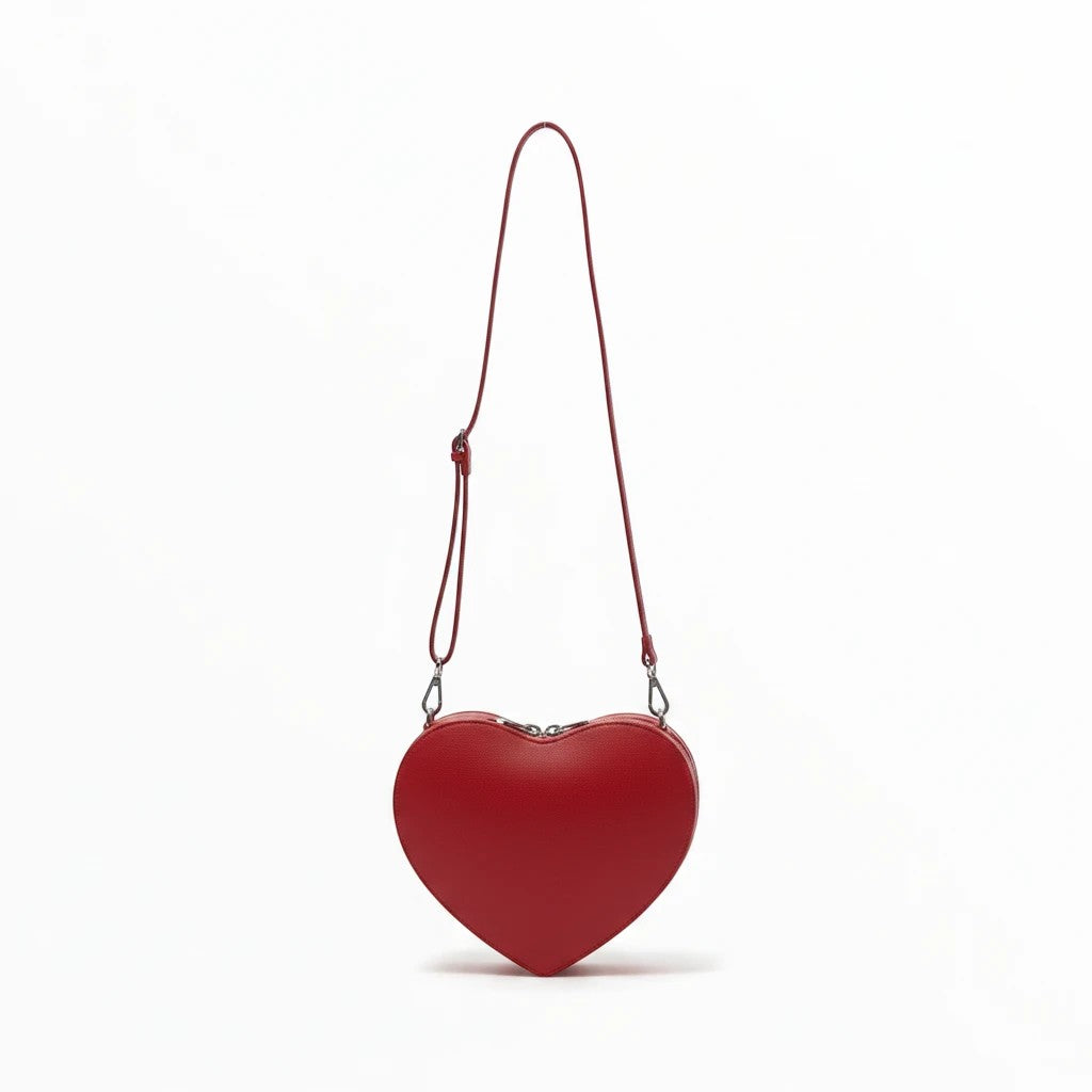Pochette en forme de cœur rouge en cuir lisse LOUISA LEE, fabrication italienne, avec bandoulière réglable.