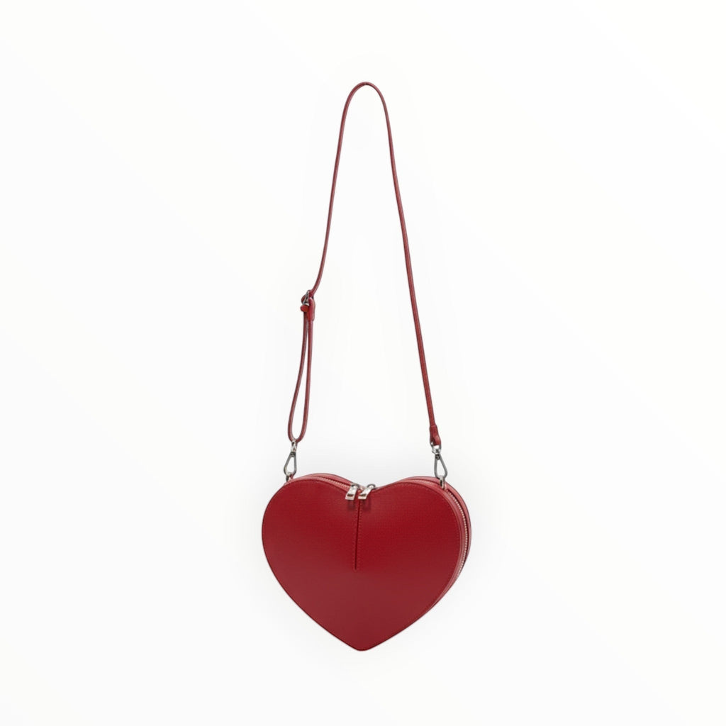 Pochette en forme de cœur rouge en cuir lissé italien de LOUISA LEE, avec fermeture éclair argentée.