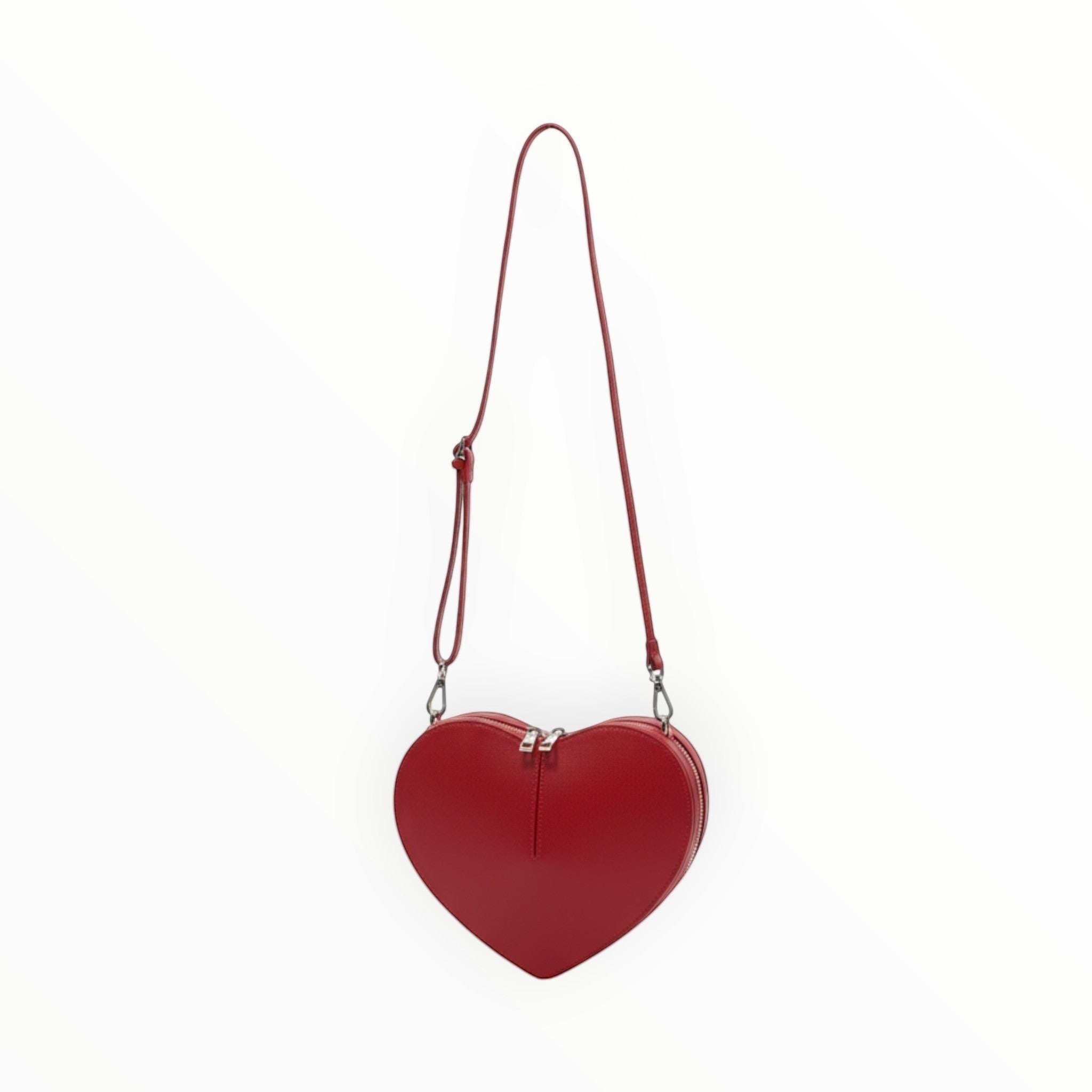 Pochette en forme de cœur rouge en cuir lissé italien de LOUISA LEE, avec fermeture éclair argentée.