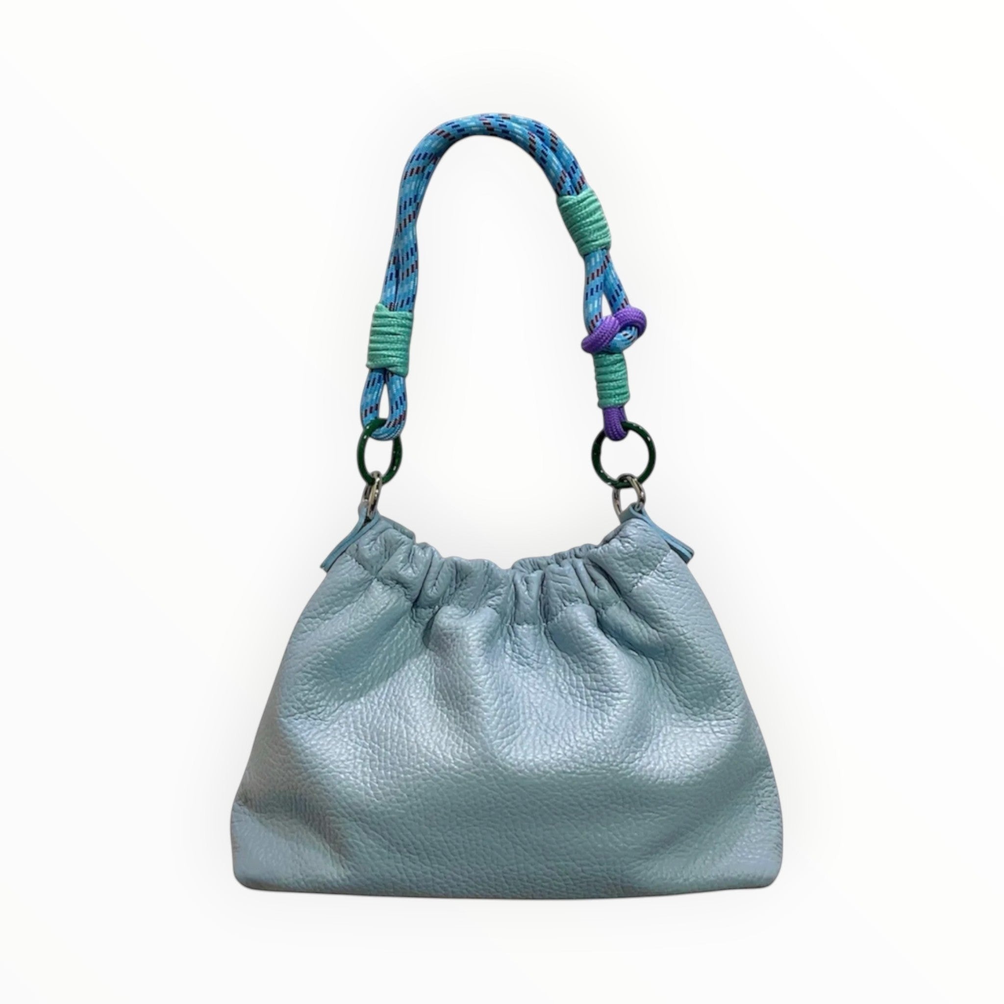 Sac bandoulière LOUISA LEE en cuir bleu ciel grainé, avec anse corde multicolore et détails froncés. Fabriqué en Italie.