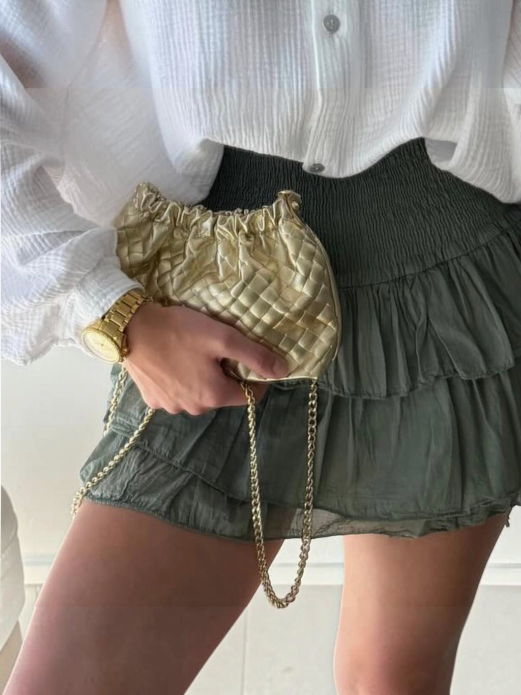 Sac à main  LOUISA LEE en cuir de vachette irisé doré avec effet plissé et bandoulière chaîne élégante