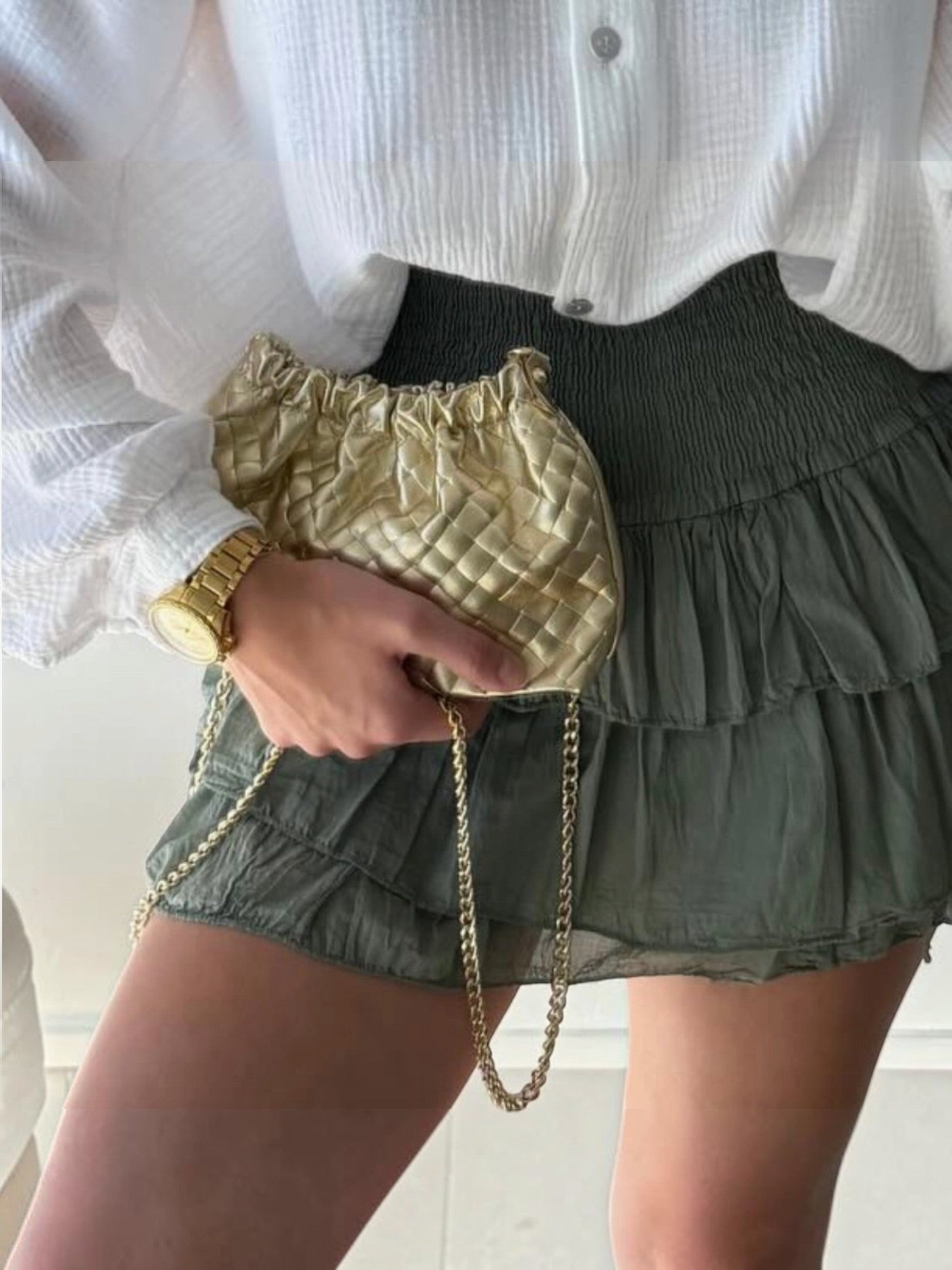 Sac à main  LOUISA LEE en cuir de vachette irisé doré avec effet plissé et bandoulière chaîne élégante