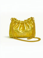 Sac à main  LOUISA LEE en cuir de vachette irisé doré avec effet plissé matelassé et bandoulière chaîne dorée.
