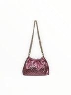 Sac à main  LOUISA LEE en cuir de vachette irisé rose avec effet plissé et bandoulière chaîne dorée