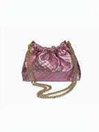 Sac à main  LOUISA LEE en cuir de vachette irisé rose avec effet plissé et bandoulière en chaîne dorée