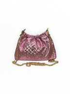 Sac à main  LOUISA LEE en cuir de vachette irisé rose avec effet plissé et bandoulière en chaîne dorée.
