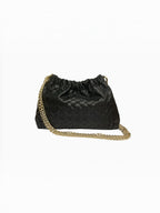 Sac  LOUISA LEE en cuir noir tressé avec effet plissé et bandoulière chaîne dorée, fabriqué en Italie.