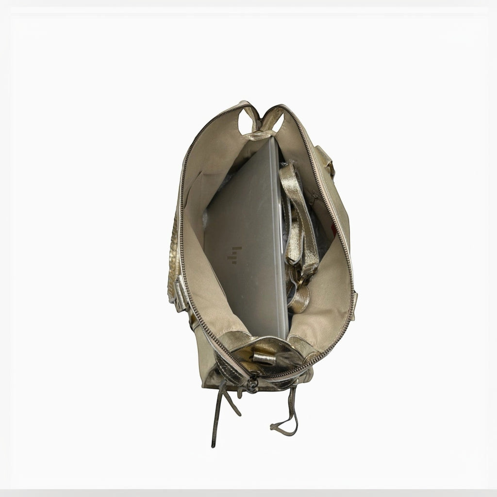 Sac à main Capucine Large LOUISA LEE en cuir irisé doré, doublure textile, idéal pour ordinateur portable. Fabrication italienne.