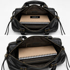 Sac à main LOUISA LEE Capucine Large en cuir noir irisé, idéal pour ordinateur portable, fabrication italienne.