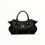 Sac à main noir LOUISA LEE en cuir grainé avec fermoir cadenas doré et clous dorés. Porté main ou épaule.