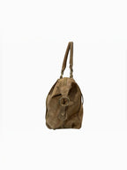 Sac à main LOUISA LEE Big Gabrielle en cuir suède beige, vue de profil avec anses et détails métalliques dorés