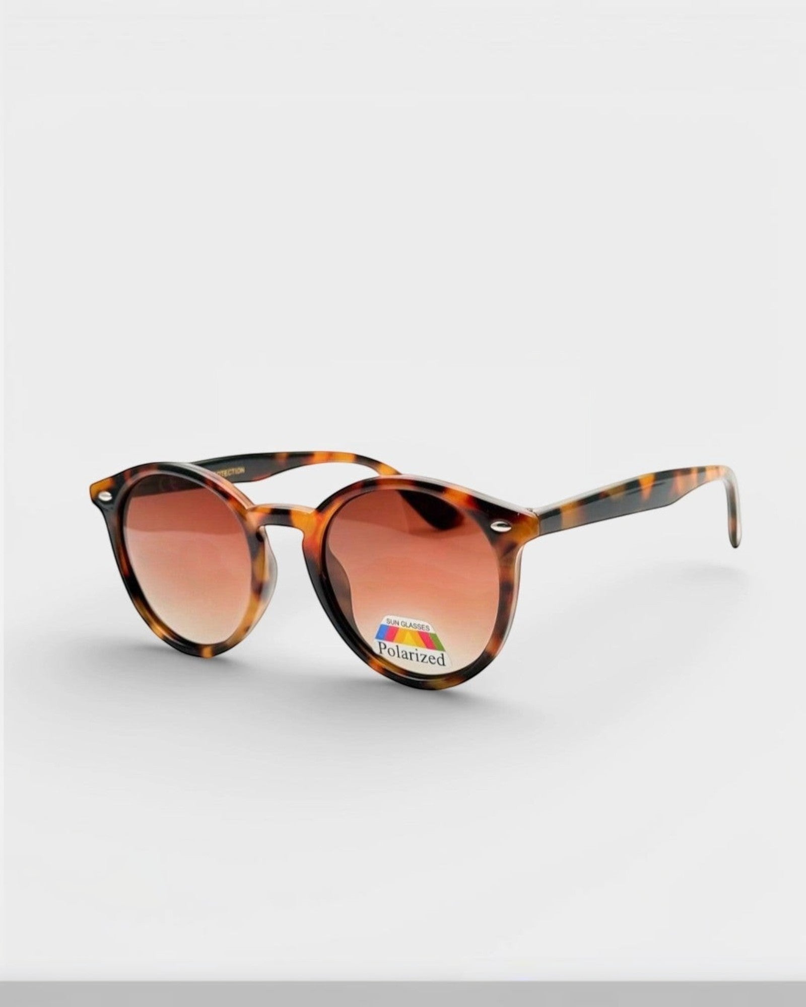 Lunettes de soleil ÉLINE L'ATELIER écaille de tortue avec verres polarisés marron dégradé.