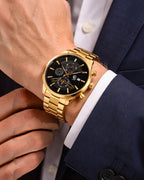 Montre chronographe Gabriel Dorée Noir GG LUXE WATCH en acier inoxydable doré avec bracelet à maillons larges et cadran noir.