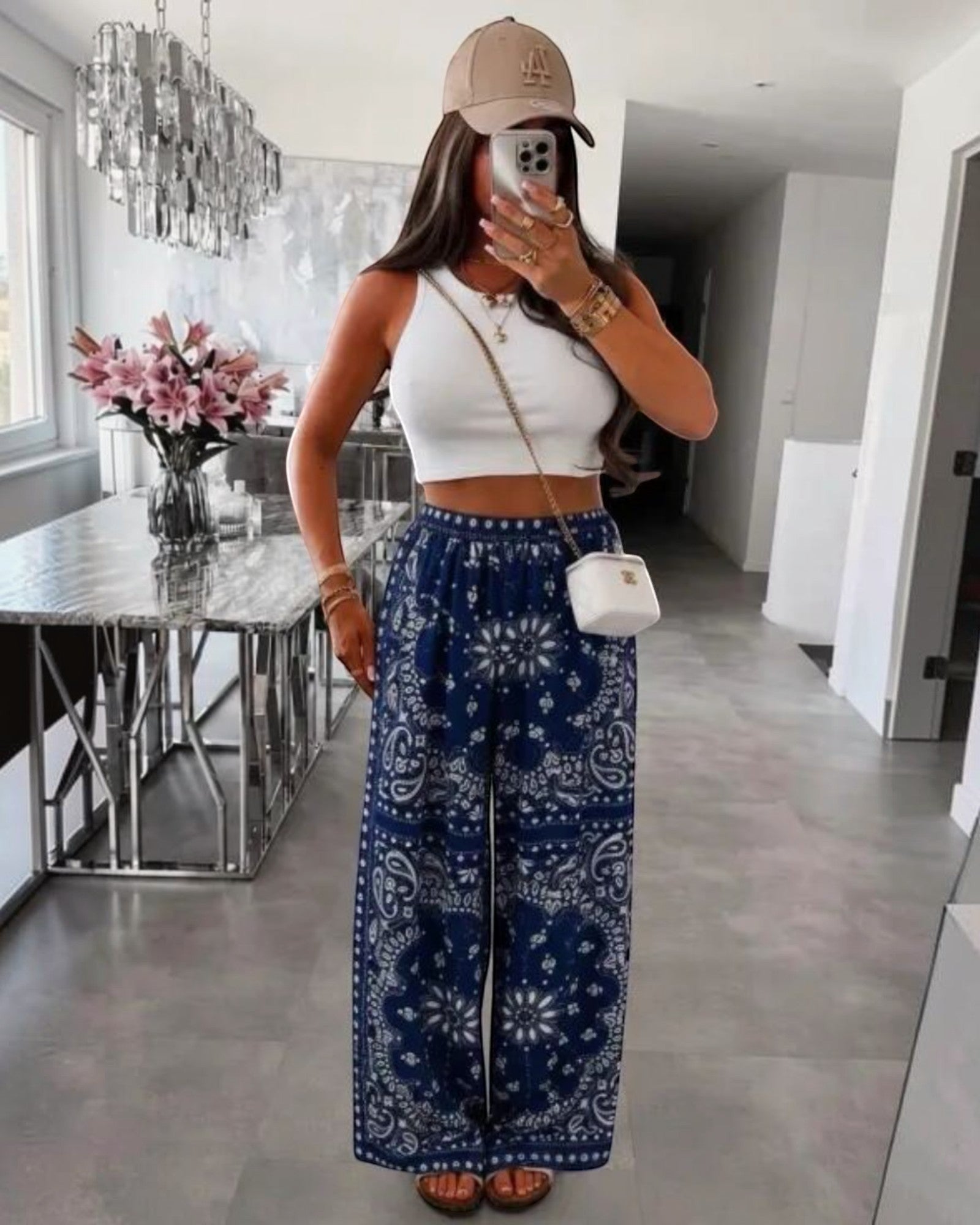 Pantalon large bleu imprimé bandana en viscose, taille élastique, coupe fluide pour un style décontracté.
