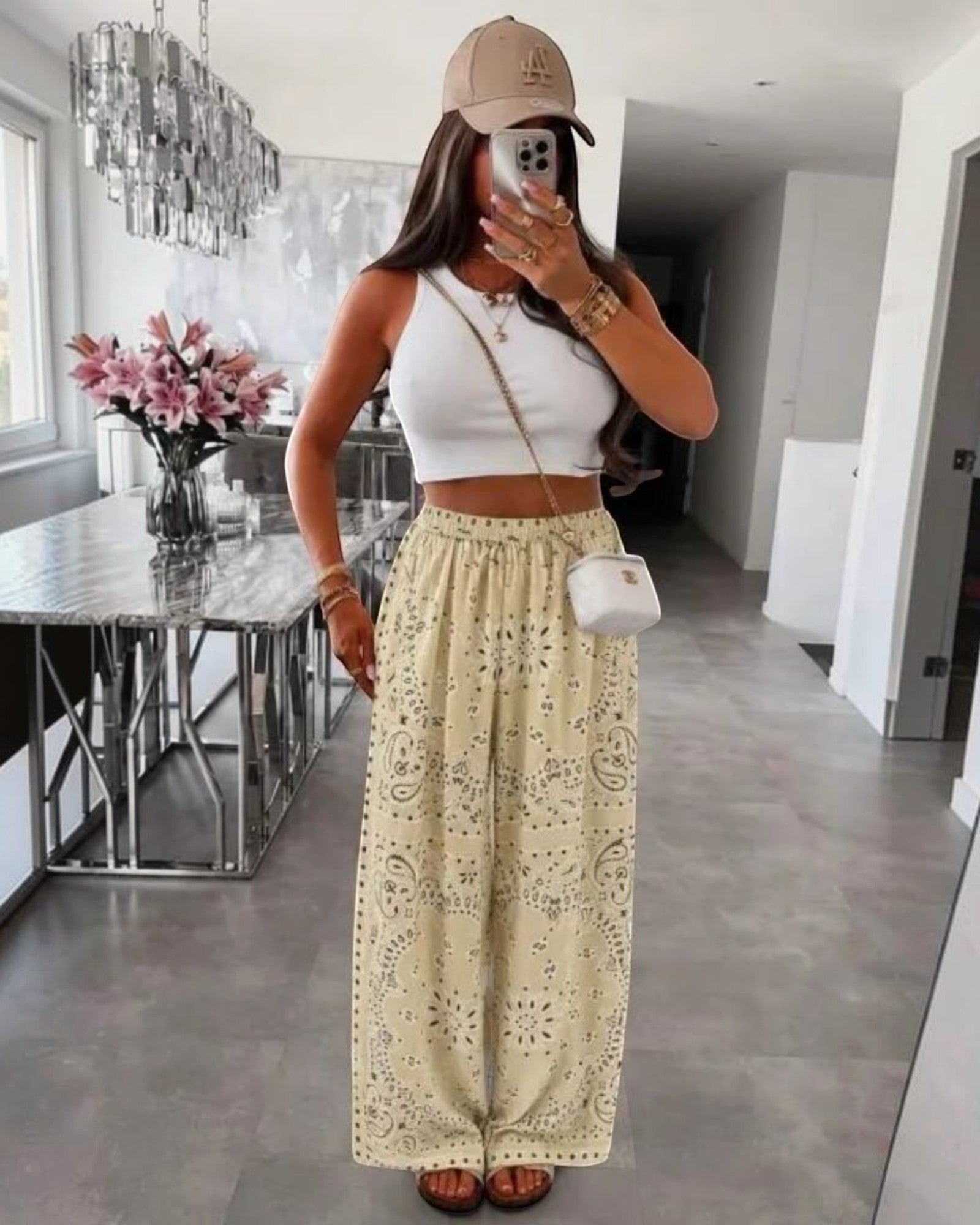 Pantalon large ISSYMA imprimé bandana beige et noir en viscose, taille élastique, coupe fluide.