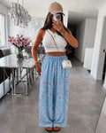 Pantalon large bleu ciel imprimé bandana, taille élastique, coupe fluide en viscose et élasthanne.